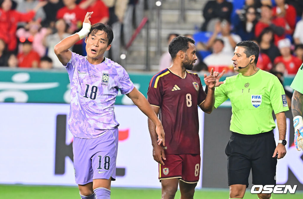 2일 울산문수축구경기장에서 대한민국과 베네수엘라의 친선경기가 열렸다.에콰도르전 3-0 완승과 우루과이전 1-4 대패로 극명한 경기력을 보인 ‘모레노호’가 베네수엘라전에서 전술적 유연성을 앞세워 빠르게 문제점을 보완했는지 시험대에 올랐다.대한민국 오현규가 슛을 성공시켰지만 노골이 선언되자 아니라고 하고 있다. 2026.10.02 / foto0307@osen.co.kr