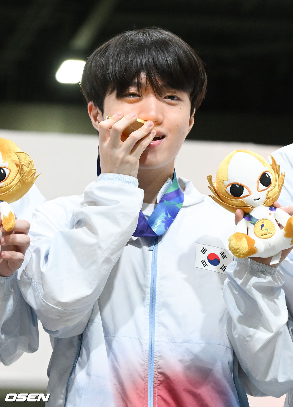 1, 2세트의 아슬아슬했던 위기를 연속 대역전극으로 이겨낸 대한민국 e스포츠 대표팀이 대만을 완전히 압도하며 금메달을 차지햇다. 강동훈 감독이 이끄는 대한민국 대표팀은 2일 일본 아이치현 도코나메시 아이치 스카이 엑스포에서 열린 2026 아이치·나고야 아시안게임 e스포츠 LoL 결승전 대만과의 3세트 경기에서 시작부터 상체와 정글 주도권을 단단히 움켜쥐며 대만을 압박한 끝에 29분 만에 넥서스를 깨뜨리고 금메달을 확정 지었다.시상식에서 LoL 한국대표팀 케리아 류민석이 포즈를 취하고 있다. 2026.10.02 / soul1014@osen.co.kr