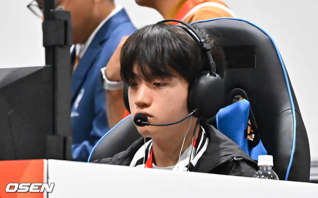 2일 일본 도코나메시 아이치현에 위치한 아이치 스카이 엑스포에서 '2026 아이치·나고야 아시안게임' e스포츠 리그 오브 레전드(LoL) 결승전 대한민국과 대만의 경기가 진행됐다.아시안게임 2회 연속 금메달에 도전하는 e스포츠 리그 오브 레전드 대표팀은 '간판스타' 페이커, 이상혁을 빼고 결승에 올랐다. 리그 오브 레전드 케리아 류민석이 경기 준비하를 하고 있다. 2026.10.02 / soul1014@osen.co.kr