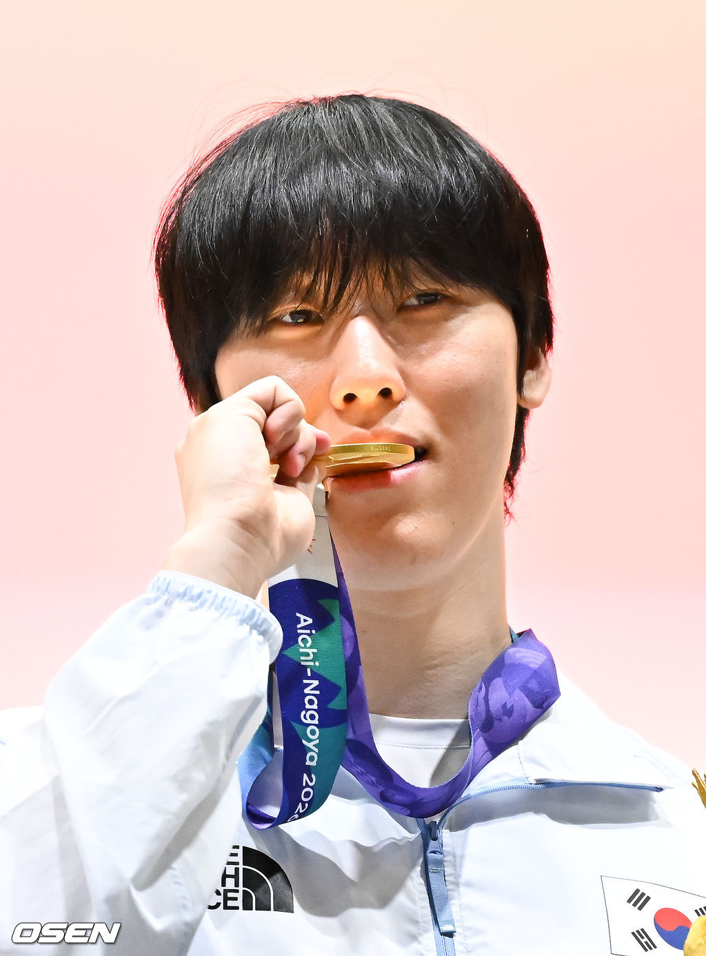 1, 2세트의 아슬아슬했던 위기를 연속 대역전극으로 이겨낸 대한민국 e스포츠 대표팀이 대만을 완전히 압도하며 금메달을 차지햇다. 강동훈 감독이 이끄는 대한민국 대표팀은 2일 일본 아이치현 도코나메시 아이치 스카이 엑스포에서 열린 2026 아이치·나고야 아시안게임 e스포츠 LoL 결승전 대만과의 3세트 경기에서 시작부터 상체와 정글 주도권을 단단히 움켜쥐며 대만을 압박한 끝에 29분 만에 넥서스를 깨뜨리고 금메달을 확정 지었다.시상식에서 LoL 한국대표팀 제카 김건우가 포즈를 취하고 있다. 2026.10.02 / soul1014@osen.co.kr