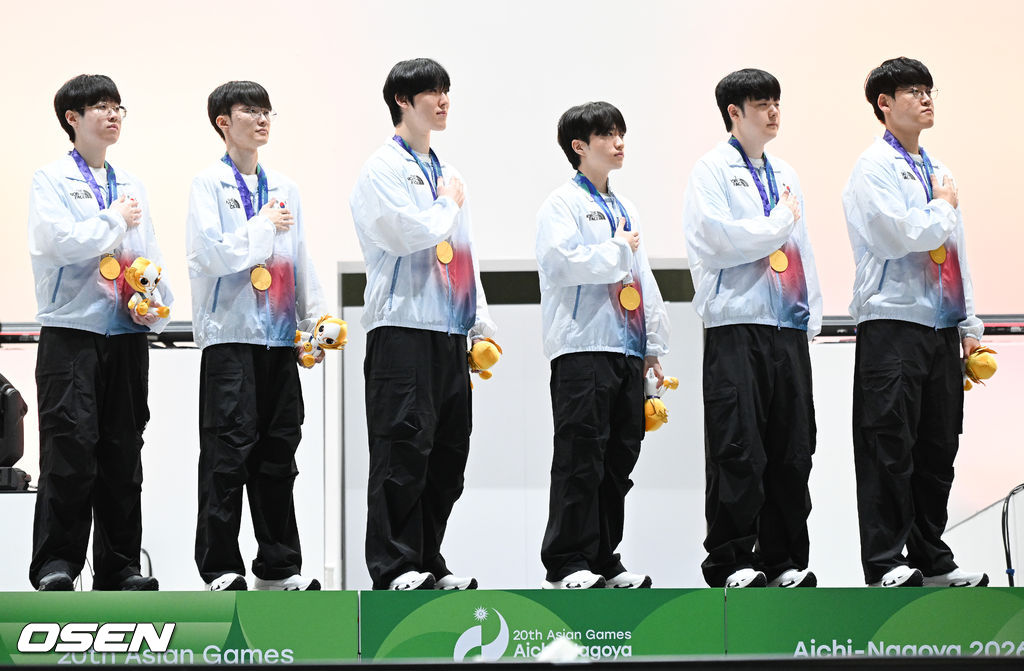 1, 2세트의 아슬아슬했던 위기를 연속 대역전극으로 이겨낸 대한민국 e스포츠 대표팀이 대만을 완전히 압도하며 금메달을 차지햇다. 강동훈 감독이 이끄는 대한민국 대표팀은 2일 일본 아이치현 도코나메시 아이치 스카이 엑스포에서 열린 2026 아이치·나고야 아시안게임 e스포츠 LoL 결승전 대만과의 3세트 경기에서 시작부터 상체와 정글 주도권을 단단히 움켜쥐며 대만을 압박한 끝에 29분 만에 넥서스를 깨뜨리고 금메달을 확정 지었다.시상식에서 LoL 한국대표팀이 국민의례를 하고 있다. 2026.10.02 / soul1014@osen.co.kr