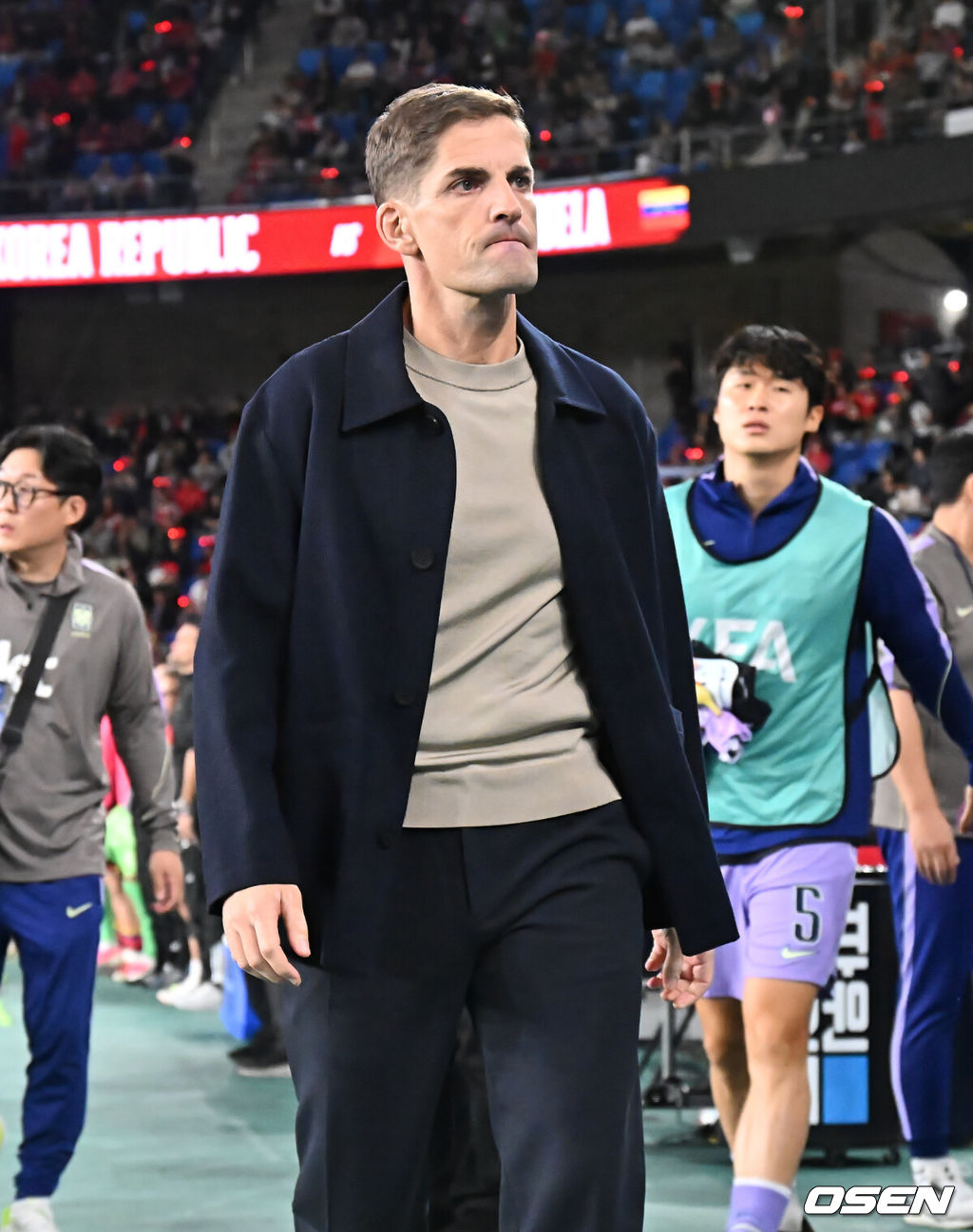 2일 울산문수축구경기장에서 대한민국과 베네수엘라의 친선경기가 열렸다.에콰도르전 3-0 완승과 우루과이전 1-4 대패로 극명한 경기력을 보인 ‘모레노호’가 베네수엘라전에서 전술적 유연성을 앞세워 빠르게 문제점을 보완했는지 시험대에 올랐다.대한민국 로베르토 모레노 감독이 문수축구경기장에 입장하고 있다. 2026.10.02 / foto0307@osen.co.kr