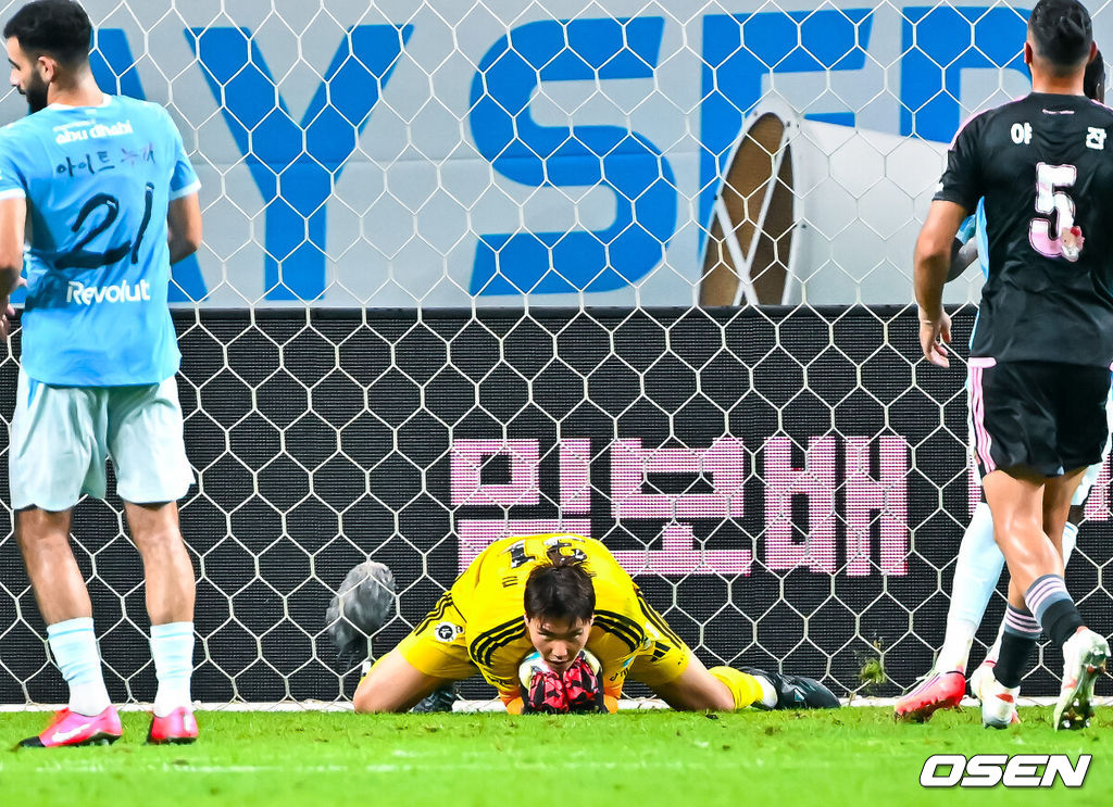 5일 오후 서울월드컵경기장에서 ‘2026 쿠팡플레이 시리즈’ 팀 K리그와 맨체스터 시티(맨시티)의 경기가 진행됐다.맨시티는 엘링 홀란과 로드리 등 일부 주축 선수가 2026 국제축구연맹(FIFA) 북중미월드컵 이후 휴식으로 한국 투어에 참가하지 않았다. 필 포든과 잔루이지 돈나룸마, 니코 곤살레스, 제레미 도쿠 등이 한국을 찾았다.전반 맨시티 세메뇨가 강슛을 송범근이 잡아내고 있다. 2026.08.05 / rumi@osen.co.kr
