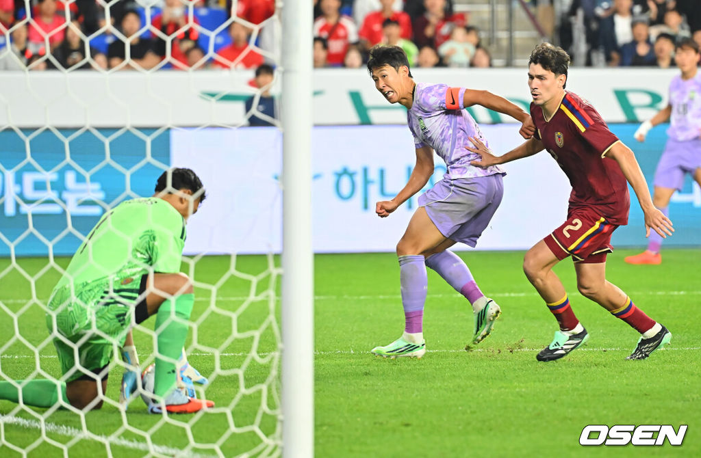2일 울산문수축구경기장에서 대한민국과 베네수엘라의 친선경기가 열렸다.에콰도르전 3-0 완승과 우루과이전 1-4 대패로 극명한 경기력을 보인 ‘모레노호’가 베네수엘라전에서 전술적 유연성을 앞세워 빠르게 문제점을 보완했는지 시험대에 올랐다.대한민국 손흥민이 슛을 시도했으나 골키퍼에 막히고 있다. 2026.10.02 / foto0307@osen.co.kr
