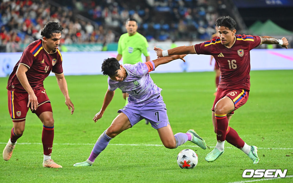 2일 울산문수축구경기장에서 대한민국과 베네수엘라의 친선경기가 열렸다.에콰도르전 3-0 완승과 우루과이전 1-4 대패로 극명한 경기력을 보인 ‘모레노호’가 베네수엘라전에서 전술적 유연성을 앞세워 빠르게 문제점을 보완했는지 시험대에 올랐다.대한민국 손흥민이 베네수엘라의 집중 수비에 막히고 있다. 2026.10.02 / foto0307@osen.co.kr