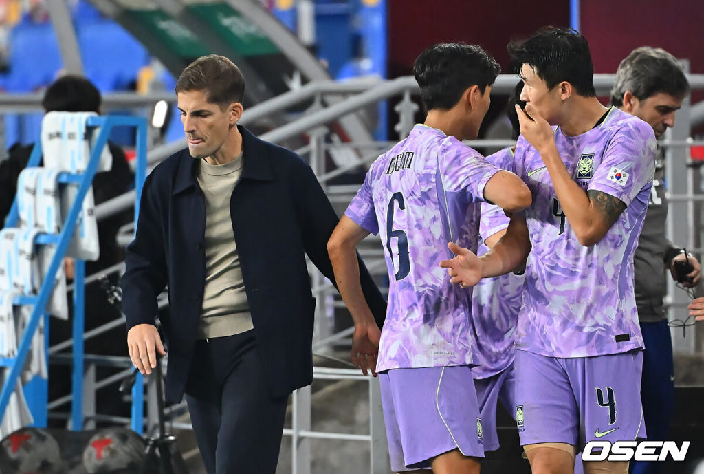 2일 울산문수축구경기장에서 대한민국과 베네수엘라의 친선경기가 열렸다.에콰도르전 3-0 완승과 우루과이전 1-4 대패로 극명한 경기력을 보인 ‘모레노호’가 베네수엘라전에서 전술적 유연성을 앞세워 빠르게 문제점을 보완했는지 시험대에 올랐다.대한민국 로베르토 모레노 감독이 김민재와 얘기를 하다 돌아 서고 있다. 2026.10.02 / foto0307@osen.co.kr
