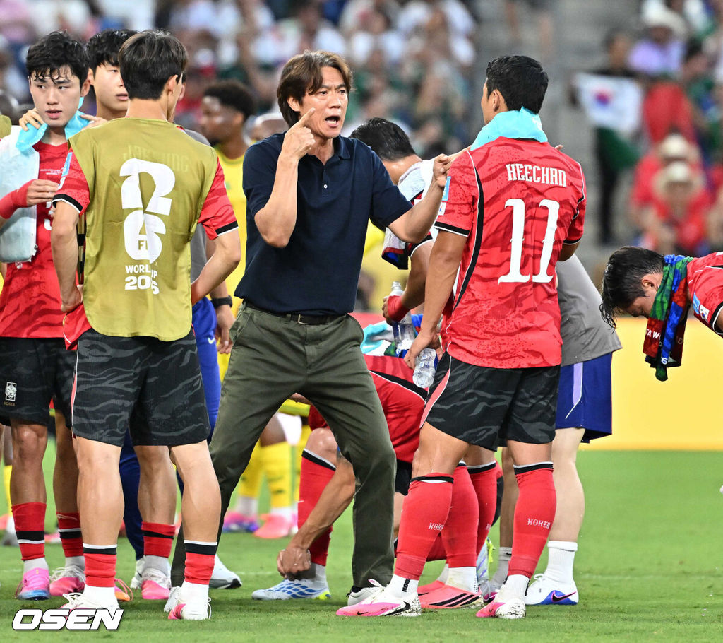 홍명보 감독이 이끄는 대한민국 축구대표팀은 25일(이하 한국시간) 오전 10시 멕시코 몬테레이 스타디움에서 개최된 2026 국제축구연맹(FIFA) 북중미 월드컵 조별리그 A조 최종전에서 남아프리카공화국에게 0-1 충격패를 당했다. 1승2패가 된 한국은 A조 3위로 밀리며 32강 자력진출에 실패했다. 한국은 나머지 조들의 상황을 따져보고 32강에 진출할 가능성은 남아있다.전반 하이드레이션 브레이크 때 대한민국 홍명보 감독이 황희찬에게 작전을 지시하고 있다. 2026.06.25 /sunday@osen.co.kr