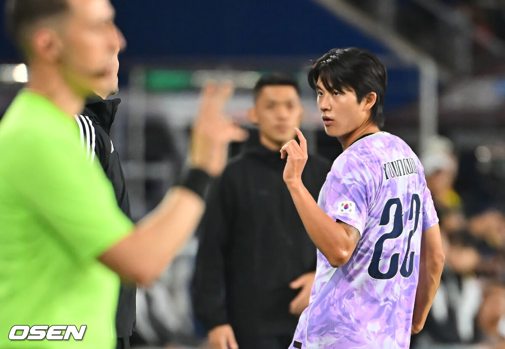 2일 울산문수축구경기장에서 대한민국과 베네수엘라의 친선경기가 열렸다.에콰도르전 3-0 완승과 우루과이전 1-4 대패로 극명한 경기력을 보인 ‘모레노호’가 베네수엘라전에서 전술적 유연성을 앞세워 빠르게 문제점을 보완했는지 시험대에 올랐다.대한민국 설영우가 베네수엘라 오스왈도 비스카론도 감독에게 무언가를 얘기하고 있다. 2026.10.02 / foto0307@osen.co.kr