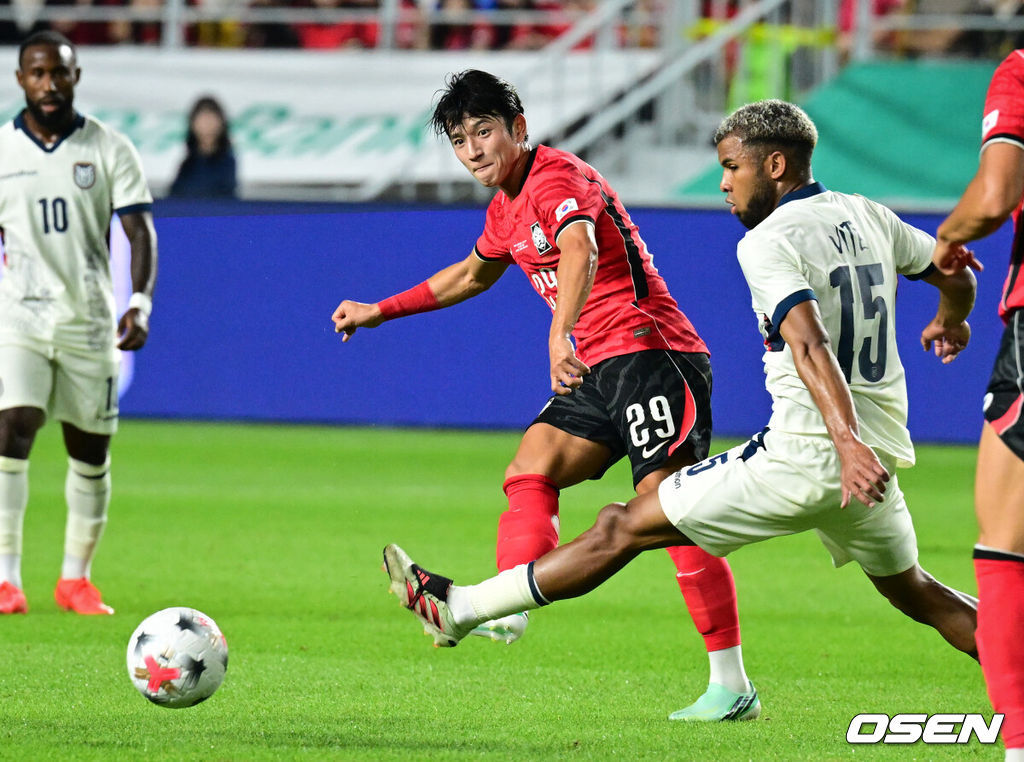 로베르트 모레노 감독이 이끄는 대한민국 축구대표팀이 24일 수원월드컵경기장에서 에콰도르와 친선경기를 가졌다.이날 경기는 모레노 감독의 대한민국 축구대표팀 데뷔전으로 임시 감독의 계약 기간은 오는 11월 27일까지다. A매치 6경기를 치른 뒤 성적과 경기 내용을 바탕으로 계약 연장 여부가 결정된다.전반 대한민국 정승원이 패스를 하고 있다. 2026.09.24 /cej@osen.co.kr