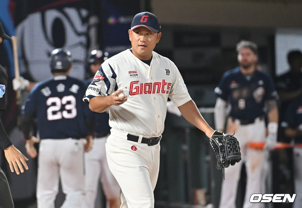 9일 부산 사직야구장에서 2025 신한 SOL 뱅크 KBO 리그 롯데 자이언츠와 두산 베어스의 경기가 열렸다. 홈팀 롯데는 이민석이, 방문팀 두산은 곽빈이 선발 출전했다.롯데 자이언츠 김상수가 9회말 2사 2루 이유찬에게 역전 1타점 우익수 앞 안타를 맞고 아쉬워하고 있다. 2025.07.09 / foto0307@osen.co.kr