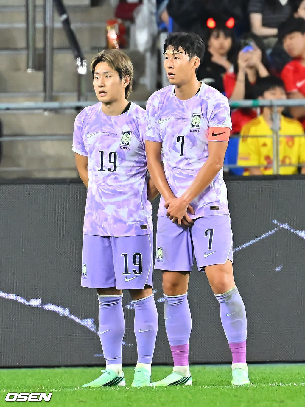 2일 울산문수축구경기장에서 대한민국과 베네수엘라의 친선경기가 열렸다.에콰도르전 3-0 완승과 우루과이전 1-4 대패로 극명한 경기력을 보인 ‘모레노호’가 베네수엘라전에서 전술적 유연성을 앞세워 빠르게 문제점을 보완했는지 시험대에 올랐다.대한민국 손흥민과 이강인이 프리킥 수비를 하고 있다. 2026.10.02 / foto0307@osen.co.kr