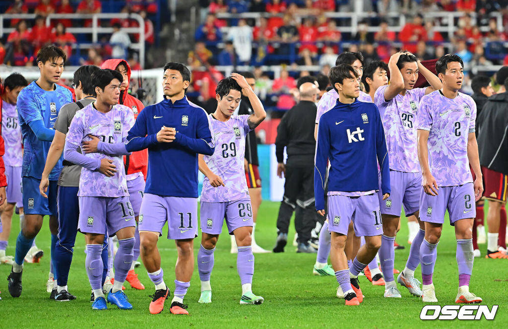 2일 울산문수축구경기장에서 대한민국과 베네수엘라의 친선경기가 열렸다.에콰도르전 3-0 완승과 우루과이전 1-4 대패로 극명한 경기력을 보인 ‘모레노호’가 베네수엘라전에서 전술적 유연성을 앞세워 빠르게 문제점을 보완했는지 시험대에 올랐다.대한민국 축구 대표팀 선수들이 베네수엘라와 0-0 무승부를 기록하고 아쉬워하고 있다. 2026.10.02 / foto0307@osen.co.kr