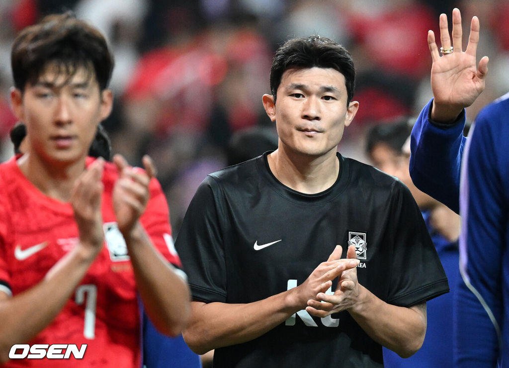 로베르트 모레노 임시 감독이 이끄는 대한민국 축구 국가대표팀은 28일 서울월드컵경기장에서 디에고 포를란 감독이 지휘하는 우루과이와 A매치 맞대결을 치러 1-4로 대패했다.이로써 모레노 감독은 지난 에콰도르전 3-0 완승 분위기를 이어기는 데 실패했다. 부임 2경기 만에 남미 강호 우루과이를 만나 1-4로 무너졌다.경기 종료 후 한국 김민재가 관중석을 향해 인사를 하고 있다. 2026.09.28 / sunday@osen.co.kr