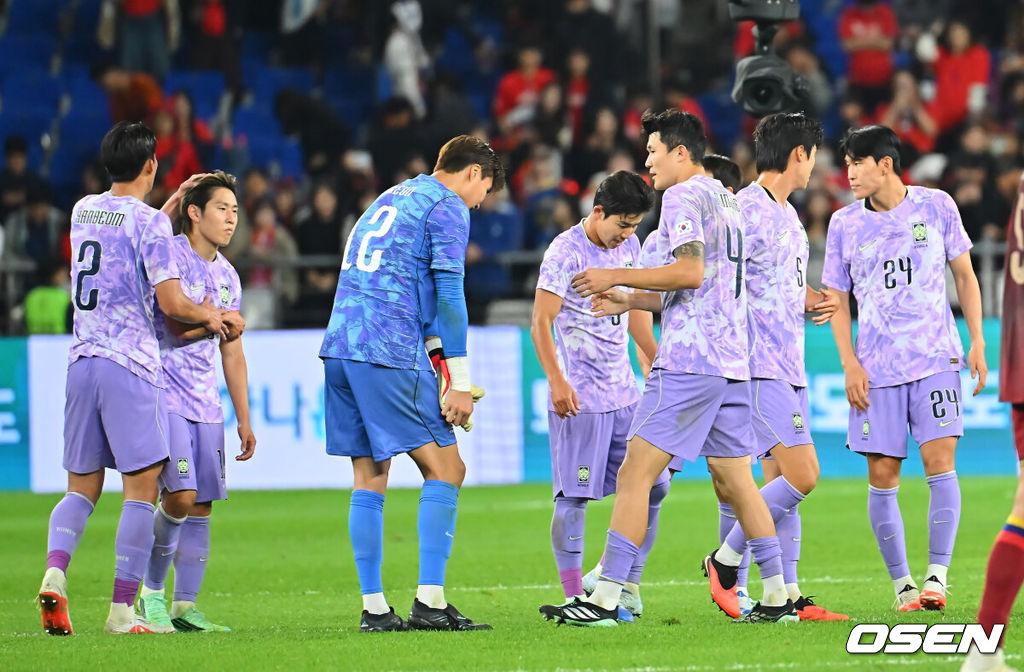 2일 울산문수축구경기장에서 대한민국과 베네수엘라의 친선경기가 열렸다.에콰도르전 3-0 완승과 우루과이전 1-4 대패로 극명한 경기력을 보인 ‘모레노호’가 베네수엘라전에서 전술적 유연성을 앞세워 빠르게 문제점을 보완했는지 시험대에 올랐다.대한민국 축구 대표팀 선수들이 베네수엘라와 0-0 무승부를 기록하고 아쉬워하고 있다. 2026.10.02 / foto0307@osen.co.kr