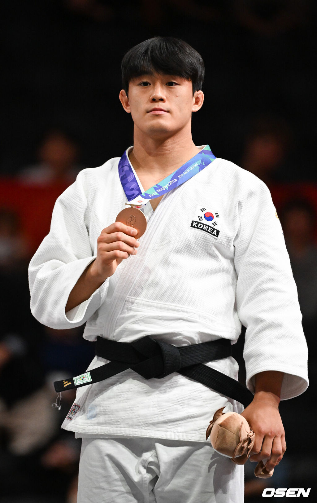 2일 일본 나고야 아이치 인터내셔널 아레나에서 2026 아이치·나고야 아시안게임 유도 경기가 진행됐다.한국 유도는 하루에 은메달 2개와 동메달 3개를 보탰다. 여자 중량급의 이현지(용인대)와 김민주(광주교통공사)가 나란히 은메달을 따냈다. 남자 대표팀 한주엽(하이원), 김민종, 김종훈(이상 양평군청)은 동메달을 목에 걸었다.김종훈이 동메달을 목에 걸고 포즈를 취하고 있다.   2026.10.02 /  soul1014@osen.co.kr