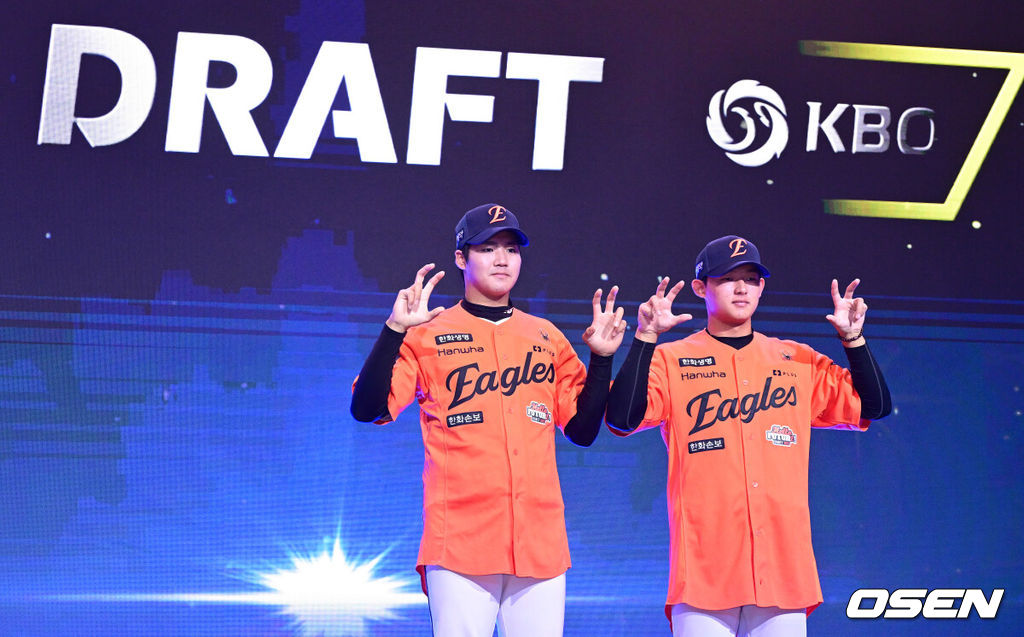 21일 오후 서울 잠실동 롯데호텔 월드 크리스탈볼룸에서 ‘2027 KBO 신인드래프트’가 열렸다. 이번 신인드래프트는 2025시즌 순위의 역순에 따라 키움 히어로즈, 두산 베어스, KIA 타이거즈, 롯데 자이언츠, KT 위즈, NC 다이노스, 삼성 라이온즈, SSG 랜더스, 한화 이글스, LG 트윈스 순서로 1라운드부터 11라운드까지 지명할 수 있다. 한화 1차지명 설악고 민주홍과 2라운드 유신고 이준우가 기념촬영을 하고 있다. 2026.09.21 / dreamer@osen.co.kr