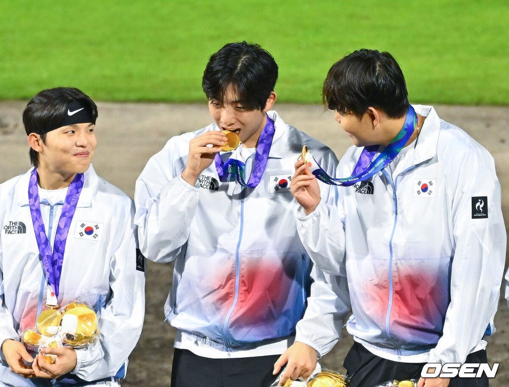 한국야구가 우여곡절 끝 아시안게임 5회 연속 금메달을 해냈다. 류지현 감독이 이끄는 한국 야구대표팀은 27일 일본 아이치현 도요하시 시민구장에서 열린 2026 아이치-나고야 아시안게임 일본과 결승전에서 3-1로 승리했다.시상식에서 오원석이 금메달을 깨물고 있다.    2026.09.27 / soul1014@osen.co.kr