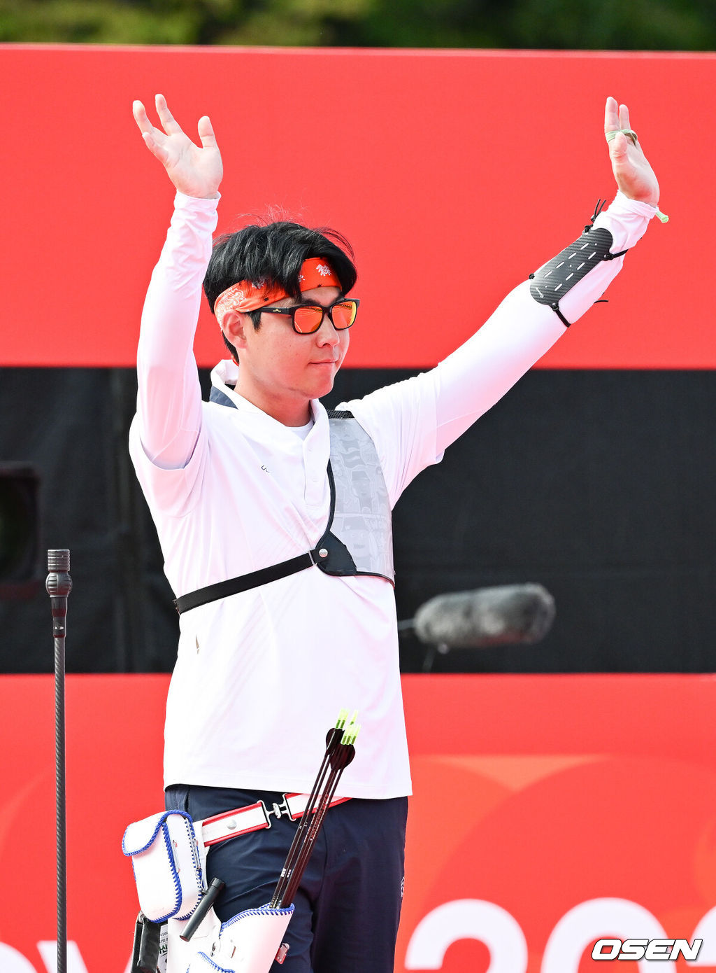 남자 양궁의 마지막 희망 이우석이 준결승에 올랐다이우석은 3일 일본의 오카자키 중앙종합공원 다목적광장에서 열린 2026 아이치·나고야 아시안게임 리커브 남자 개인 8강전에서 부탄의 킨레이 츠헤링에 7대1로 승리했다. 이우석이 관중들에게 인사하고 있다. 2026.10.03 / soul1014@osen.co.kr