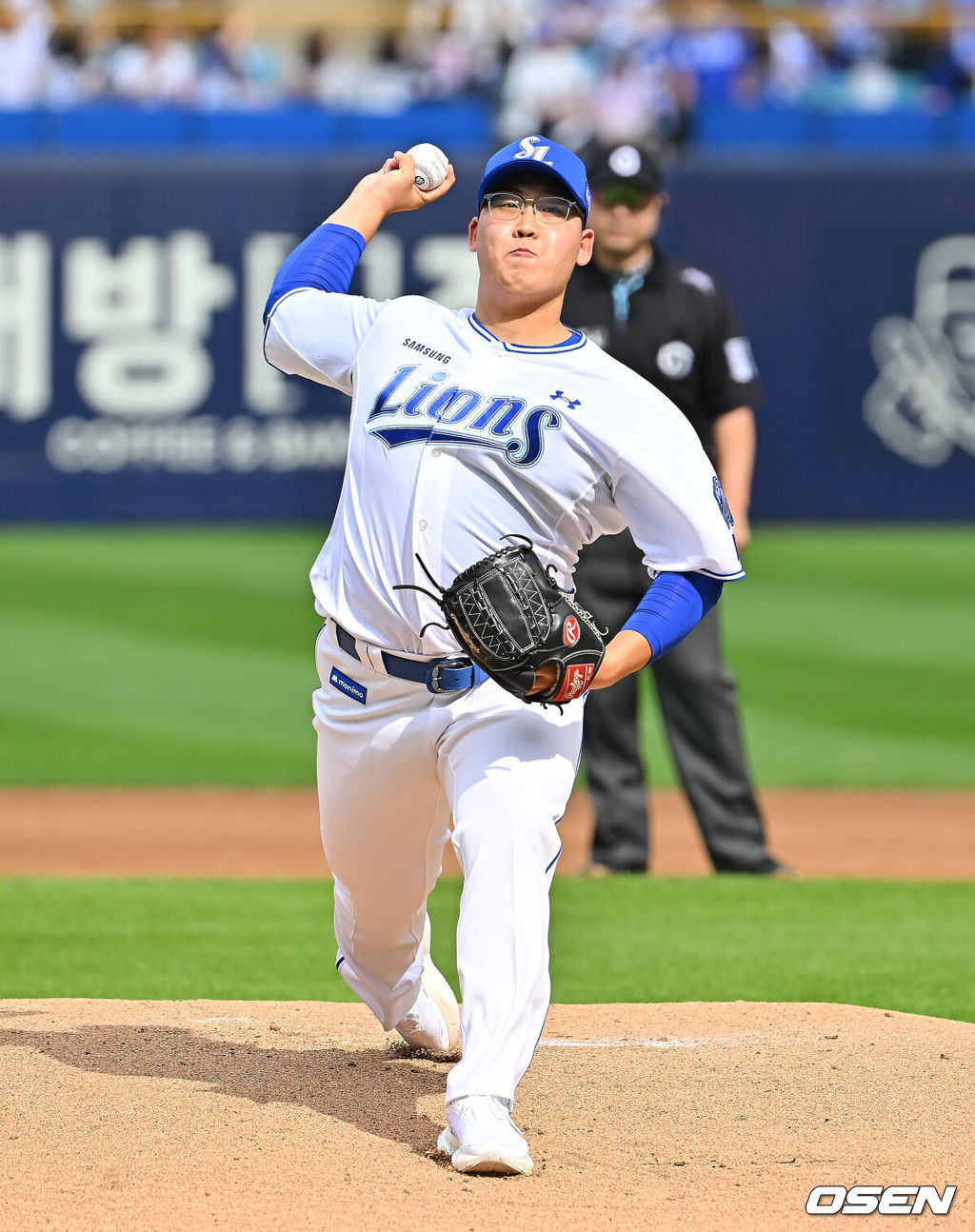 3일 대구삼성라이온즈파크에서 2026 신한 SOL KBO 리그 삼성 라이온즈와 두산 베어스의 경기가 열렸다. 홈팀 삼성은 최원태가, 방문팀 두산은 최승용이 선발 출전했다. 2027 KBO 신인 드래프트에서 1라운드 전체 7순위로 삼성 라이온즈의 지명을 받은 광주진흥고 출신의 우완 투수 김민훈이 시구를 하고 있다. 2026.10.03 / foto0307@osen.co.kr