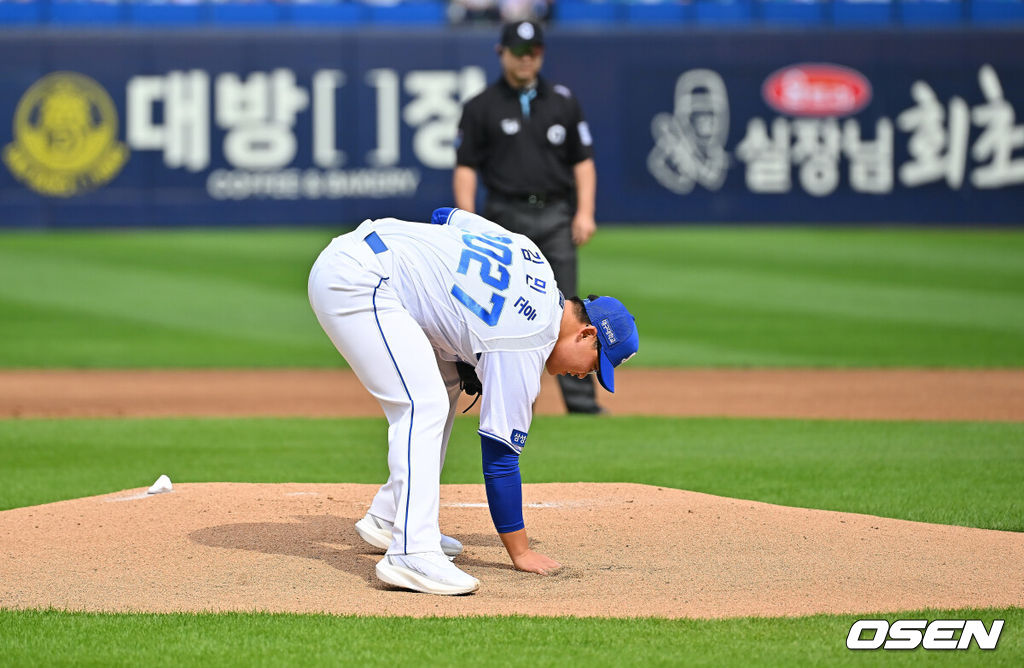 3일 대구삼성라이온즈파크에서 2026 신한 SOL KBO 리그 삼성 라이온즈와 두산 베어스의 경기가 열렸다. 홈팀 삼성은 최원태가, 방문팀 두산은 최승용이 선발 출전했다. 2027 KBO 신인 드래프트에서 1라운드 전체 7순위로 삼성 라이온즈의 지명을 받은 광주진흥고 출신의 우완 투수 김민훈이 시구를 하고 있다. 2026.10.03 / foto0307@osen.co.kr