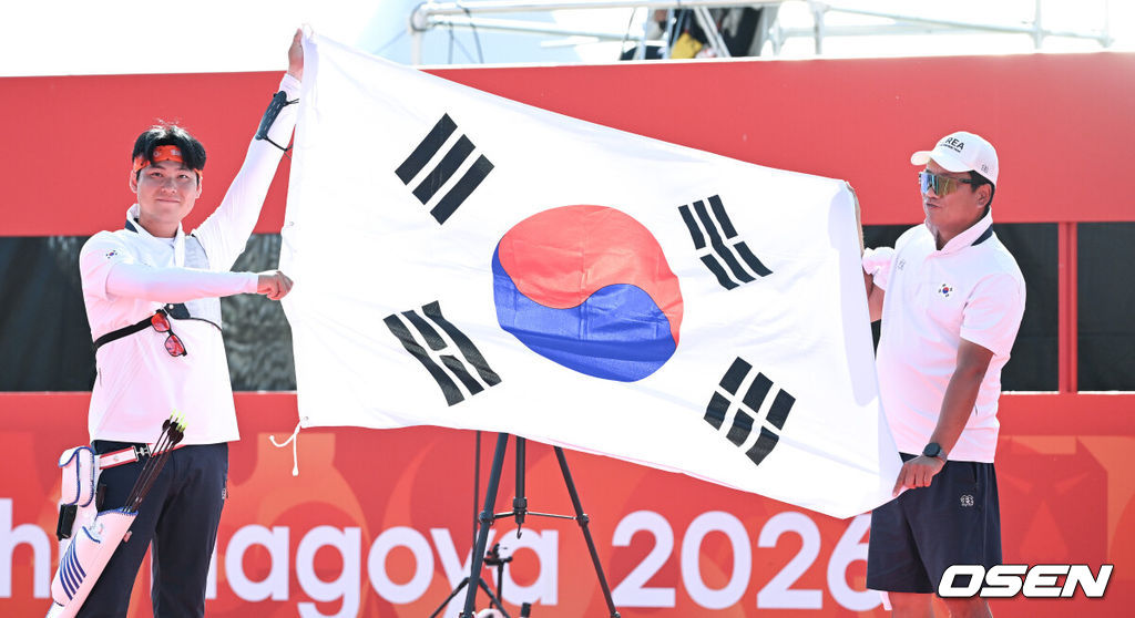 '한국 양궁의 마지막 희망' 이우석(29, 코오롱)이 마침내 생애 첫 아시안게임 개인전 금메달을 획득했다. 일본의 중심부에서 일본 선수를 꺾고 태극기를 휘날렸다.이우석은 3일 오카자키 중앙공원 다목적 광장에서 열린 2026 아이치·나고야 아시안게임 양궁 리커브 남자 개인전 결승에서 나카니시 준야(일본)를 6-2(29-26, 27-27, 29-29, 29-27)로 누르고 금메달을 목에 걸었다.금메달 달성한 이우석이 포즈를 취하고 있다. 2026.10.03 / soul1014@osen.co.kr