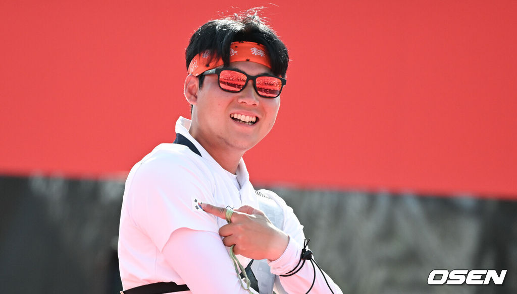 '한국 양궁의 마지막 희망' 이우석(29, 코오롱)이 마침내 생애 첫 아시안게임 개인전 금메달을 획득했다. 일본의 중심부에서 일본 선수를 꺾고 태극기를 휘날렸다.이우석은 3일 오카자키 중앙공원 다목적 광장에서 열린 2026 아이치·나고야 아시안게임 양궁 리커브 남자 개인전 결승에서 나카니시 준야(일본)를 6-2(29-26, 27-27, 29-29, 29-27)로 누르고 금메달을 목에 걸었다.금메달 달성한 이우석이 포즈를 취하고 있다. 2026.10.03 / soul1014@osen.co.kr