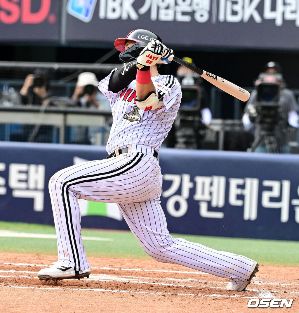 3일 서울 잠실야구장에서 2026 신한 SOL KBO리그 LG 트윈스와 KIA 타이거즈의 경기가 열렸다.LG는 카라스코, KIA는 네일이 선발로 나섰다.6회말 2사 2루에서 LG 문정빈이 1타점 좌전 적시타를 날리고 있다. 2026.10.03 / jpnews@osen.co.kr