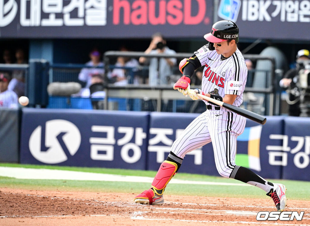 3일 서울 잠실야구장에서 2026 신한 SOL KBO리그 LG 트윈스와 KIA 타이거즈의 경기가 열렸다.LG는 카라스코, KIA는 네일이 선발로 나섰다.7회말 1사 2,3루에서 LG 박해민이 1타점 우전 적시타를 날리고 있다. 2026.10.03 / jpnews@osen.co.kr
