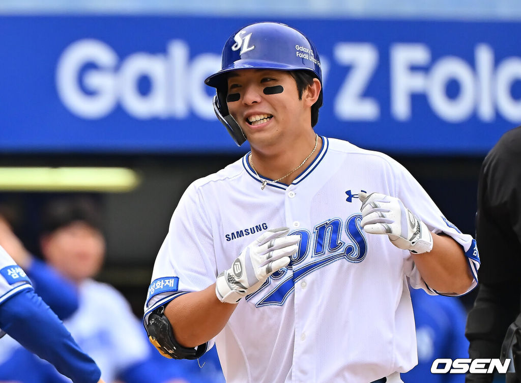 3일 대구삼성라이온즈파크에서 2026 신한 SOL KBO 리그 삼성 라이온즈와 두산 베어스의 경기가 열렸다. 홈팀 삼성은 최원태가, 방문팀 두산은 최승용이 선발 출전했다. 삼성 라이온즈 김영웅이 6회말 무사 중월 솔로 홈런을 치고 기뻐하고 있다. 2026.10.03 / foto0307@osen.co.kr