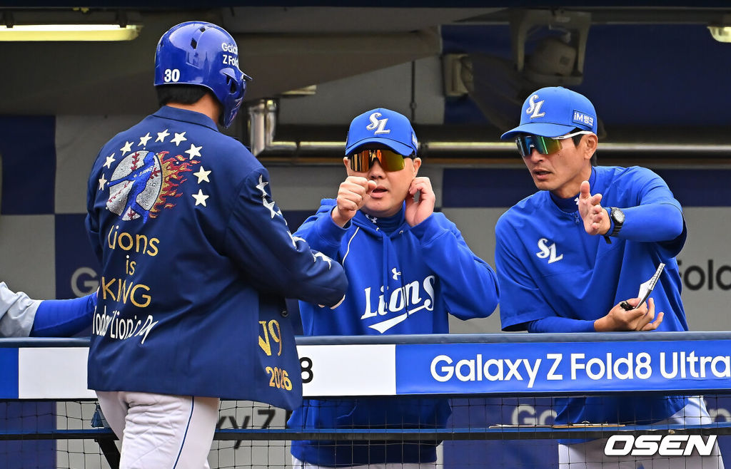 3일 대구삼성라이온즈파크에서 2026 신한 SOL KBO 리그 삼성 라이온즈와 두산 베어스의 경기가 열렸다. 홈팀 삼성은 최원태가, 방문팀 두산은 최승용이 선발 출전했다. 삼성 라이온즈 김영웅이 6회말 무사 중월 솔로 홈런을 치고 박진만 감독과 하이파이브를 하고 있다. 2026.10.03 / foto0307@osen.co.kr