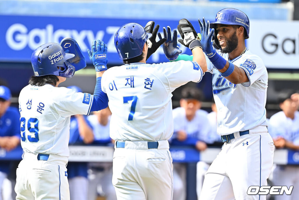 3일 대구삼성라이온즈파크에서 2026 신한 SOL KBO 리그 삼성 라이온즈와 두산 베어스의 경기가 열렸다. 홈팀 삼성은 최원태가, 방문팀 두산은 최승용이 선발 출전했다. 삼성 라이온즈 디아즈가 1회말 1사 1,2루 우월 3점 홈런을 치고 하이파이브를 하고 있다. 2026.10.03 / foto0307@osen.co.kr