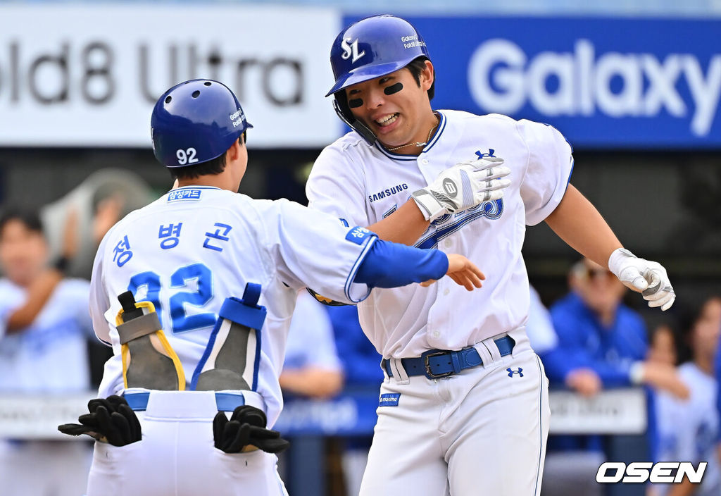 3일 대구삼성라이온즈파크에서 2026 신한 SOL KBO 리그 삼성 라이온즈와 두산 베어스의 경기가 열렸다. 홈팀 삼성은 최원태가, 방문팀 두산은 최승용이 선발 출전했다. 삼성 라이온즈 김영웅이 6회말 무사 중월 솔로 홈런을 치고 기뻐하고 있다. 2026.10.03 / foto0307@osen.co.kr