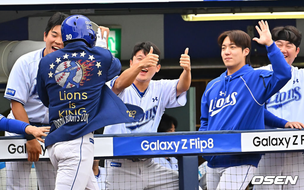 3일 대구삼성라이온즈파크에서 2026 신한 SOL KBO 리그 삼성 라이온즈와 두산 베어스의 경기가 열렸다. 홈팀 삼성은 최원태가, 방문팀 두산은 최승용이 선발 출전했다. 삼성 라이온즈 김영웅이 6회말 무사 중월 솔로 홈런을 치고 하이파이브를 하고 있다. 2026.10.03 / foto0307@osen.co.kr
