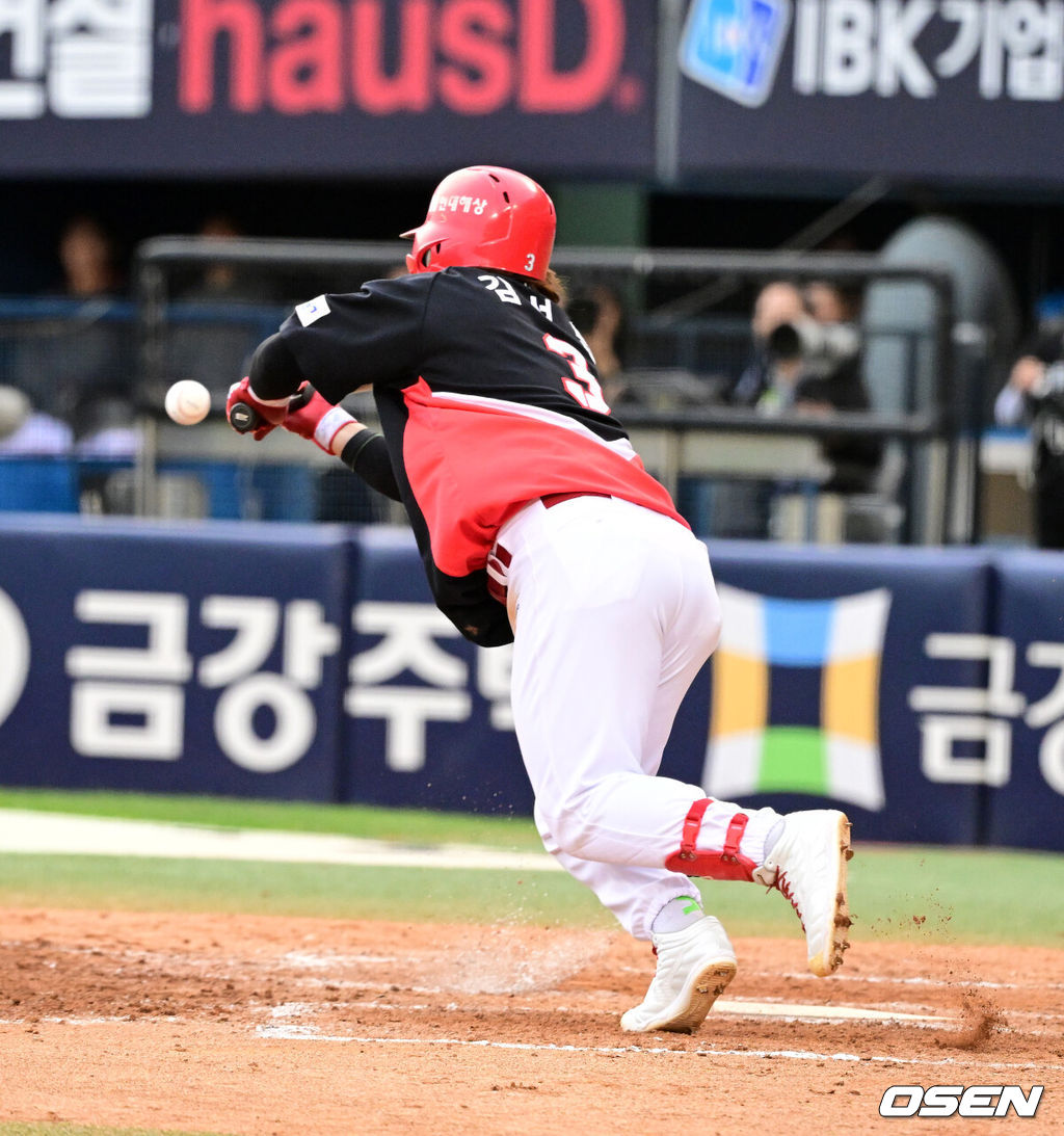 3일 서울 잠실야구장에서 2026 신한 SOL KBO리그 LG 트윈스와 KIA 타이거즈의 경기가 열렸다.LG는 카라스코, KIA는 네일이 선발로 나섰다.9회초 1사 1,3루에서 KIA 김선빈이 스퀴즈 번트를 성공시키고 있다. 2026.10.03 / jpnews@osen.co.kr