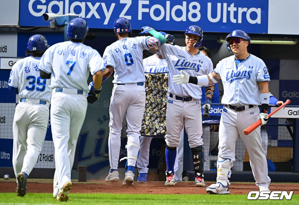 3일 대구삼성라이온즈파크에서 2026 신한 SOL KBO 리그 삼성 라이온즈와 두산 베어스의 경기가 열렸다. 홈팀 삼성은 최원태가, 방문팀 두산은 최승용이 선발 출전했다. 삼성 라이온즈 디아즈가 1회말 1사 1,2루 우월 3점 홈런을 치고 하이파이브를 하고 있다. 2026.10.03 / foto0307@osen.co.kr