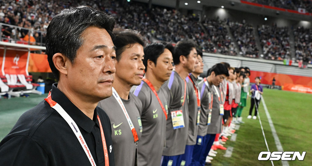 3일 오후 일본 아이치현 도요타 스타디움에서 2026 아이치·나고야 아시안게임 남자축구 한국과 일본의 결승전이 진행됐다.이민성 감독이 지휘하는 한국 23세 이하(U-23) 축구대표팀은 이날 경기서 승리하면 2014년 인천 대회부터 2018년 자카르타·팔렘방, 2022 항저우 대회에 이어 4회 연속 금메달을 거머쥔다.경기 앞서 이민성 감독이 그라운드에 도열해 있다. 2026.10.03 / soul1014@osen.co.kr