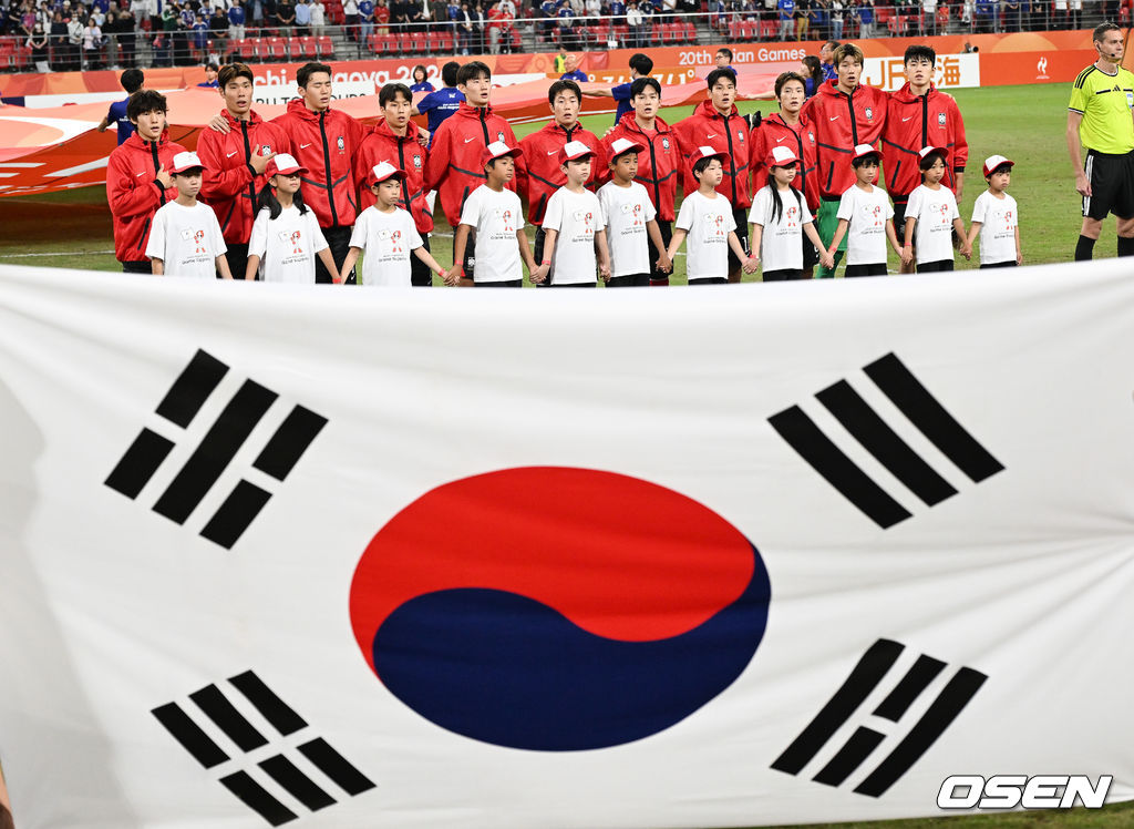 3일 오후 일본 아이치현 도요타 스타디움에서 2026 아이치·나고야 아시안게임 남자축구 한국과 일본의 결승전이 진행됐다.이민성 감독이 지휘하는 한국 23세 이하(U-23) 축구대표팀은 이날 경기서 승리하면 2014년 인천 대회부터 2018년 자카르타·팔렘방, 2022 항저우 대회에 이어 4회 연속 금메달을 거머쥔다.경기 앞서 한국대표팀 베스트 일레븐이 국민의례를 하고 있다. 2026.10.03 / soul1014@osen.co.kr