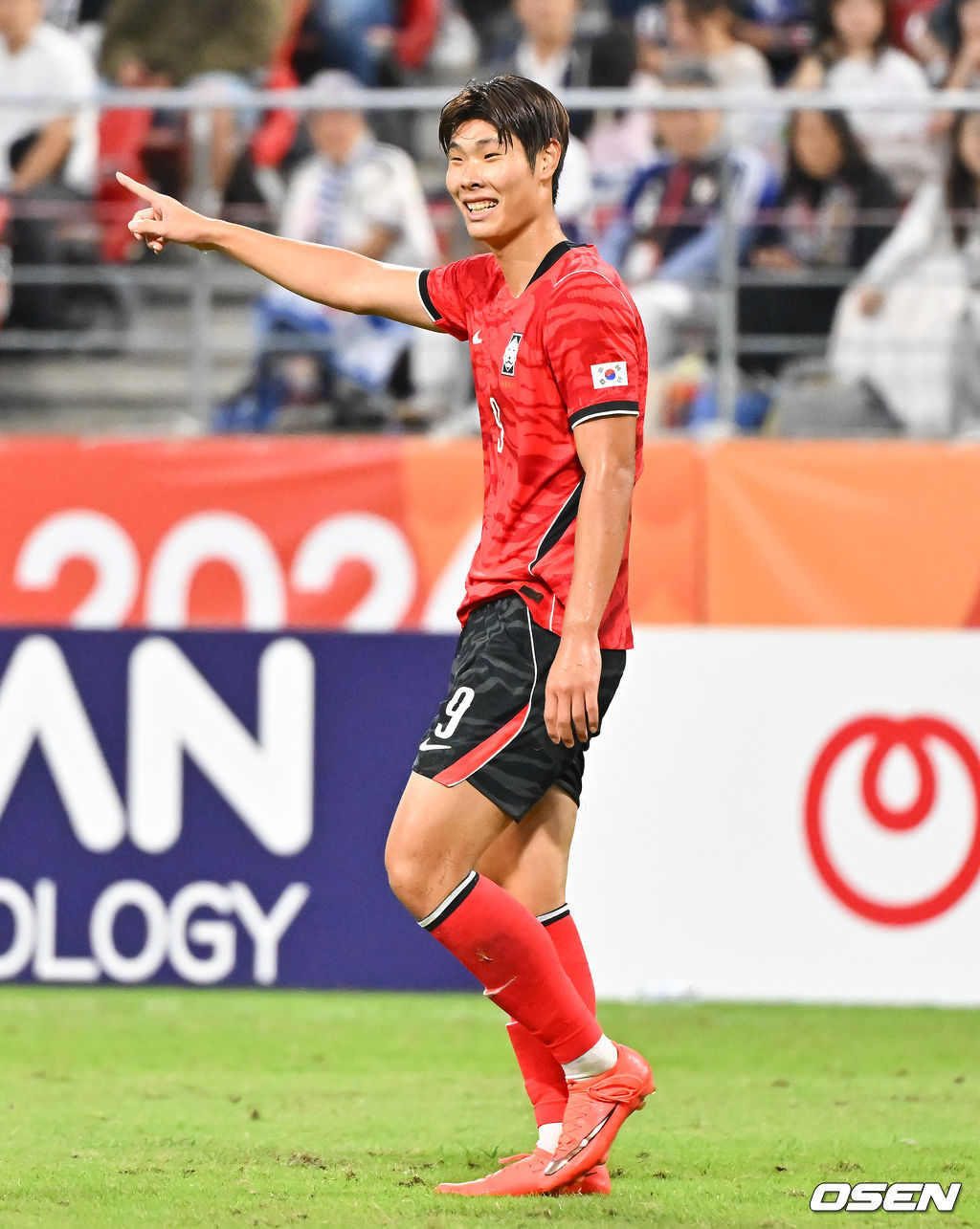 3일 오후 일본 아이치현 도요타 스타디움에서 2026 아이치·나고야 아시안게임 남자축구 한국과 일본의 결승전이 진행됐다.이민성 감독이 지휘하는 한국 23세 이하(U-23) 축구대표팀은 이날 경기서 승리하면 2014년 인천 대회부터 2018년 자카르타·팔렘방, 2022 항저우 대회에 이어 4회 연속 금메달을 거머쥔다.전반 이영준이 패스 놓친뒤 아쉬워하고 있다. 2026.10.03 / soul1014@osen.co.kr