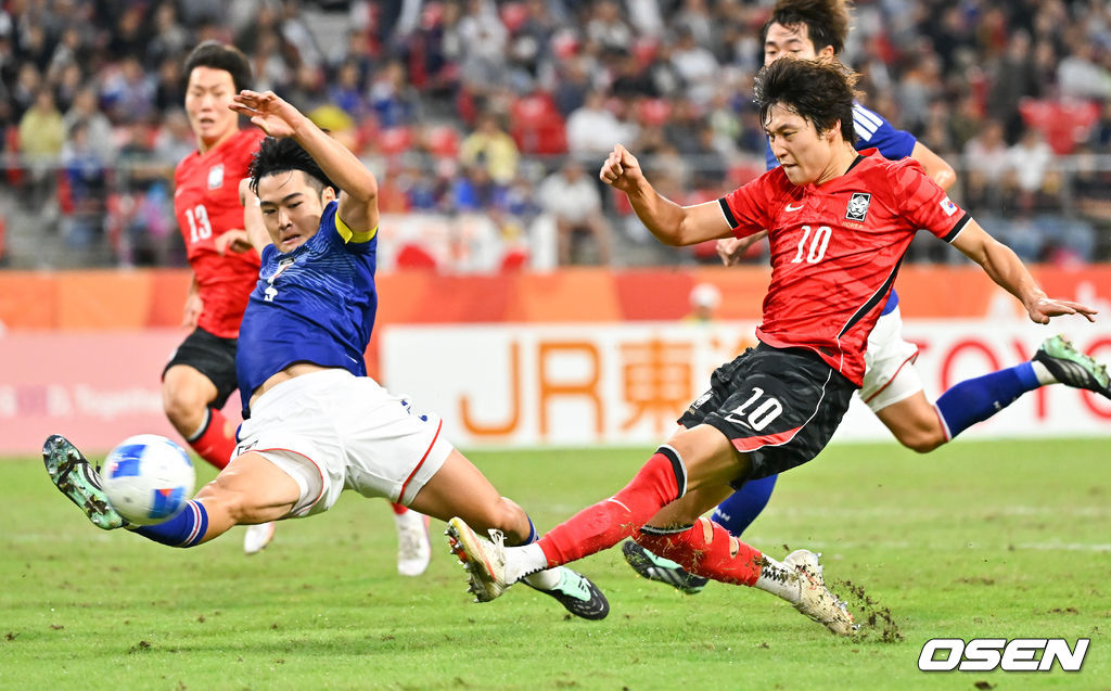 3일 오후 일본 아이치현 도요타 스타디움에서 2026 아이치·나고야 아시안게임 남자축구 한국과 일본의 결승전이 진행됐다.이민성 감독이 지휘하는 한국 23세 이하(U-23) 축구대표팀은 이날 경기서 승리하면 2014년 인천 대회부터 2018년 자카르타·팔렘방, 2022 항저우 대회에 이어 4회 연속 금메달을 거머쥔다.후반 배준호가 슛을 시도하고 있다.  2026.10.03 /  soul1014@osen.co.kr