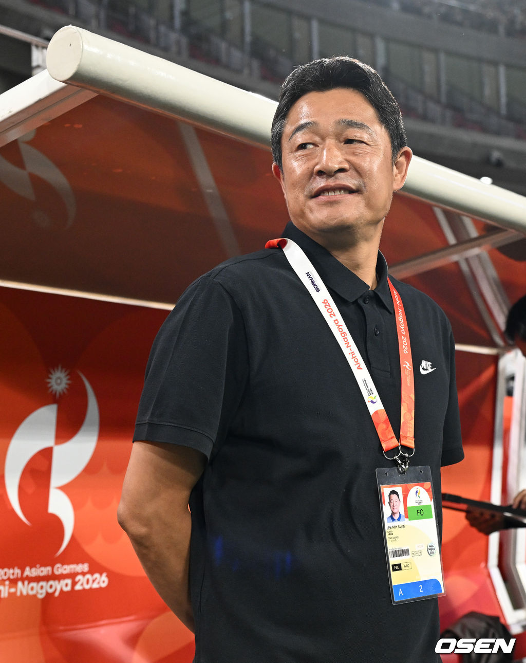 3일 오후 일본 아이치현 도요타 스타디움에서 2026 아이치·나고야 아시안게임 남자축구 한국과 일본의 결승전이 진행됐다.이민성 감독이 지휘하는 한국 23세 이하(U-23) 축구대표팀은 이날 경기서 승리하면 2014년 인천 대회부터 2018년 자카르타·팔렘방, 2022 항저우 대회에 이어 4회 연속 금메달을 거머쥔다.경기 앞서 이민성 감독이 그라운드를 바라보고 있다.   2026.10.03 /  soul1014@osen.co.kr