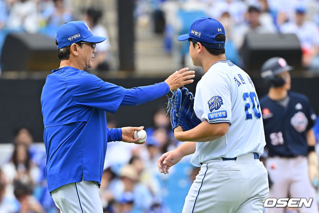 3일 대구삼성라이온즈파크에서 2026 신한 SOL KBO 리그 삼성 라이온즈와 두산 베어스의 경기가 열렸다. 홈팀 삼성은 최원태가, 방문팀 두산은 최승용이 선발 출전했다. 삼성 라이온즈 선발 투수 최원태가 4회초 역전 위기서 교체되고 있다. 2026.10.03 / foto0307@osen.co.kr