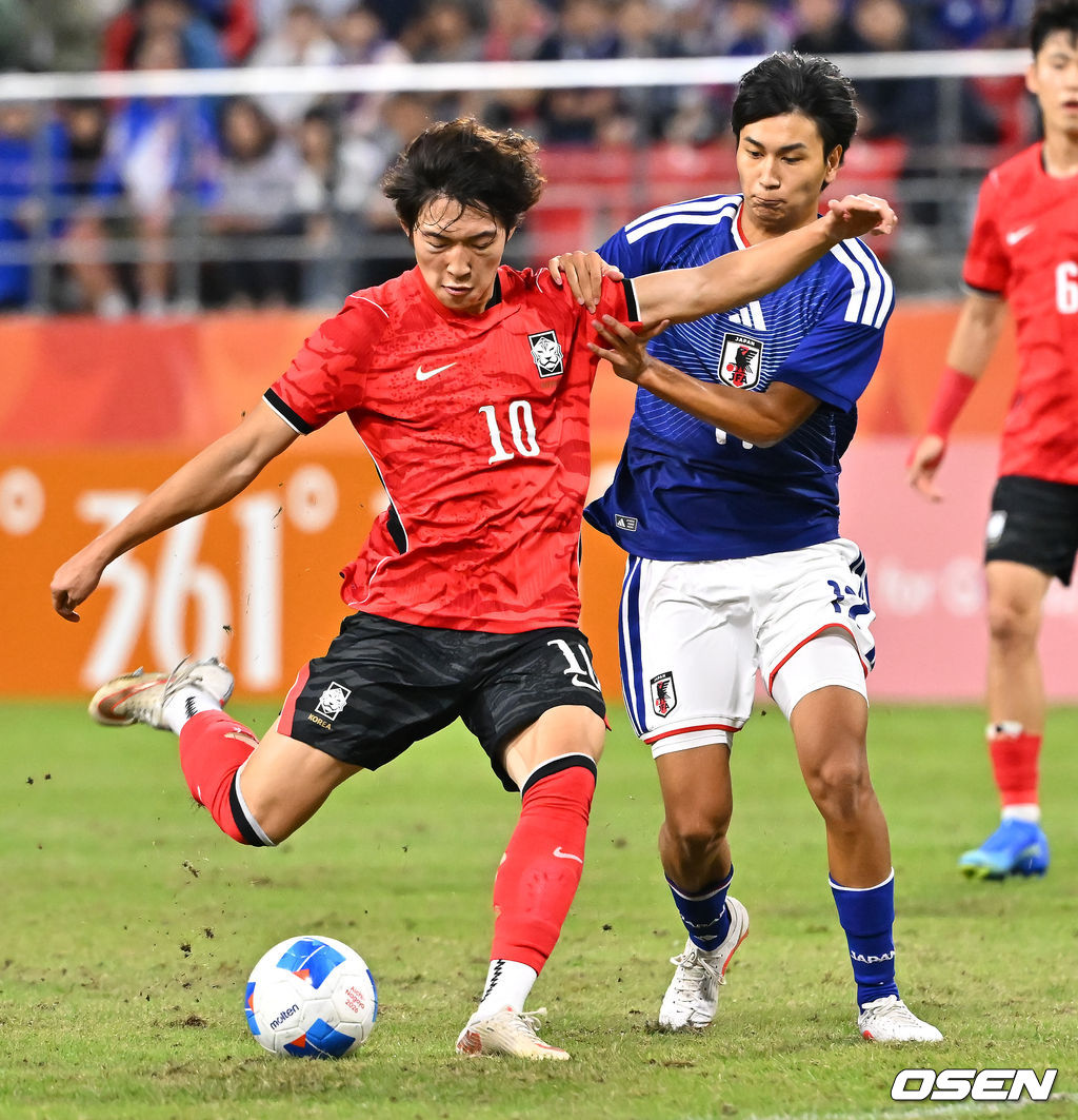 3일 오후 일본 아이치현 도요타 스타디움에서 2026 아이치·나고야 아시안게임 남자축구 한국과 일본의 결승전이 진행됐다.이민성 감독이 지휘하는 한국 23세 이하(U-23) 축구대표팀은 이날 경기서 승리하면 2014년 인천 대회부터 2018년 자카르타·팔렘방, 2022 항저우 대회에 이어 4회 연속 금메달을 거머쥔다.전반 배준호가 슛을 시도하고 있다. 2026.10.03 / soul1014@osen.co.kr