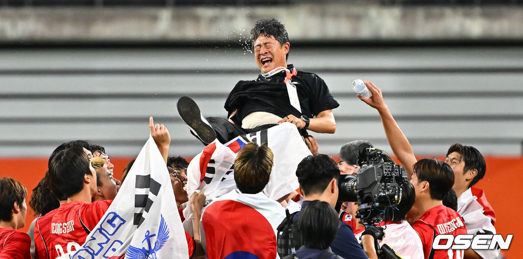 미쳤다! 엄지성(24, 스완지 시티)이 결승골로 한국축구를 살렸다. 이민성 감독이 이끄는 U23 남자축구대표팀은 3일 오후 7시 30분 나고야 스타디움에서 개최된 아이치-나고야 아시안게임 2026 결승전에서 엄지성의 결승골이 터져 숙적 일본을 1-0으로 제압했다. 금메달 확정 후 이민성 감독이 헹가래를 받고 있다. 2026.10.03 / soul1014@osen.co.kr