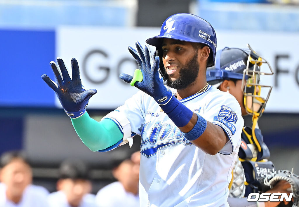 3일 대구삼성라이온즈파크에서 2026 신한 SOL KBO 리그 삼성 라이온즈와 두산 베어스의 경기가 열렸다. 홈팀 삼성은 최원태가, 방문팀 두산은 최승용이 선발 출전했다. 삼성 라이온즈 디아즈가 1회말 1사 1,2루 우월 3점 홈런을 치고 하이파이브를 하고 있다. 2026.10.03 / foto0307@osen.co.kr