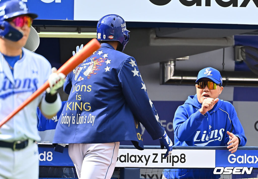 3일 대구삼성라이온즈파크에서 2026 신한 SOL KBO 리그 삼성 라이온즈와 두산 베어스의 경기가 열렸다. 홈팀 삼성은 최원태가, 방문팀 두산은 최승용이 선발 출전했다. 삼성 라이온즈 디아즈가 1회말 1사 1,2루 우월 3점 홈런을 치고 박진만 감독과 하이파이브를 하고 있다. 2026.10.03 / foto0307@osen.co.kr