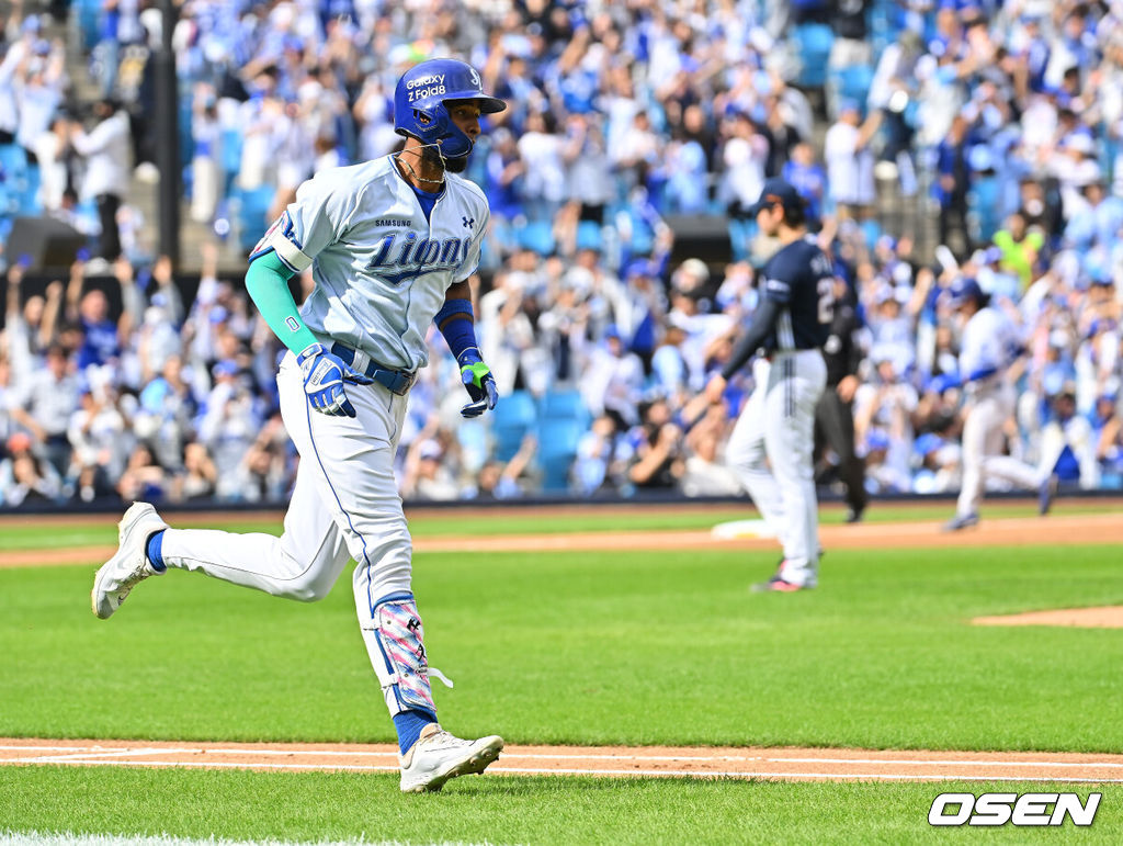 3일 대구삼성라이온즈파크에서 2026 신한 SOL KBO 리그 삼성 라이온즈와 두산 베어스의 경기가 열렸다. 홈팀 삼성은 최원태가, 방문팀 두산은 최승용이 선발 출전했다. 삼성 라이온즈 디아즈가 1회말 1사 1,2루 우월 3점 홈런을 치고 그라운드를 돌고 있다. 2026.10.03 / foto0307@osen.co.kr