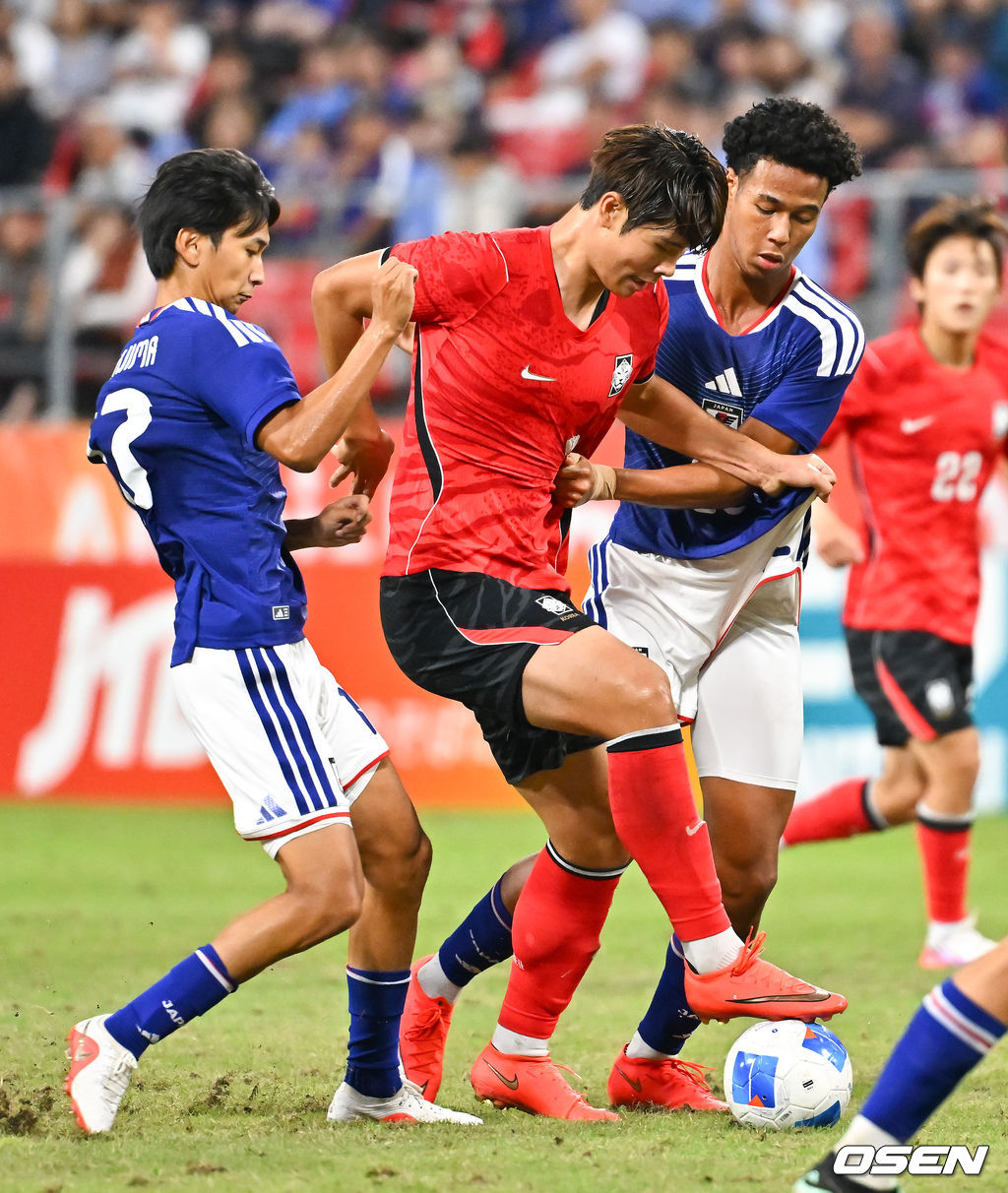 3일 오후 일본 아이치현 도요타 스타디움에서 2026 아이치·나고야 아시안게임 남자축구 한국과 일본의 결승전이 진행됐다.이민성 감독이 지휘하는 한국 23세 이하(U-23) 축구대표팀은 이날 경기서 승리하면 2014년 인천 대회부터 2018년 자카르타·팔렘방, 2022 항저우 대회에 이어 4회 연속 금메달을 거머쥔다.전반 이영준이 볼을 다투고 있다.   2026.10.03 /  soul1014@osen.co.kr