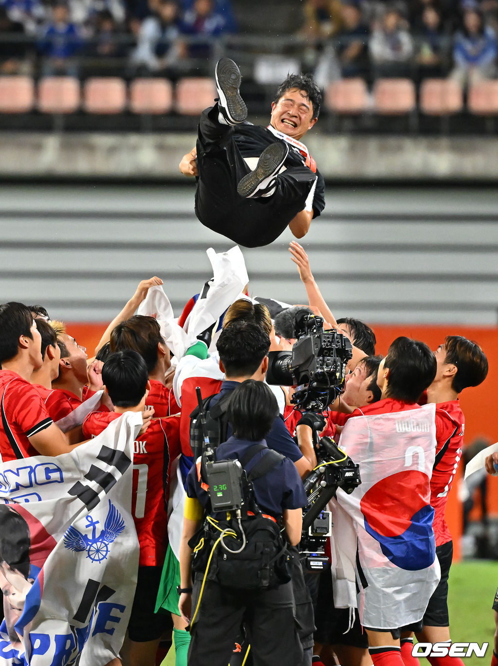 미쳤다! 엄지성(24, 스완지 시티)이 결승골로 한국축구를 살렸다. 이민성 감독이 이끄는 U23 남자축구대표팀은 3일 오후 7시 30분 나고야 스타디움에서 개최된 아이치-나고야 아시안게임 2026 결승전에서 엄지성의 결승골이 터져 숙적 일본을 1-0으로 제압했다. 금메달 확정 후 이민성 감독이 헹가래를 받고 있다.    2026.10.03 /  soul1014@osen.co.kr