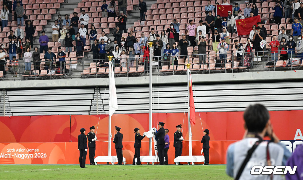 미쳤다! 엄지성(24, 스완지 시티)이 결승골로 한국축구를 살렸다. 이민성 감독이 이끄는 U23 남자축구대표팀은 3일 오후 7시 30분 나고야 스타디움에서 개최된 아이치-나고야 아시안게임 2026 결승전에서 엄지성의 결승골이 터져 숙적 일본을 1-0으로 제압했다. 시상식에서 태극기가 홀로 게양되지 못한채 밑에 걸려 있다.      2026.10.03 /  soul1014@osen.co.kr