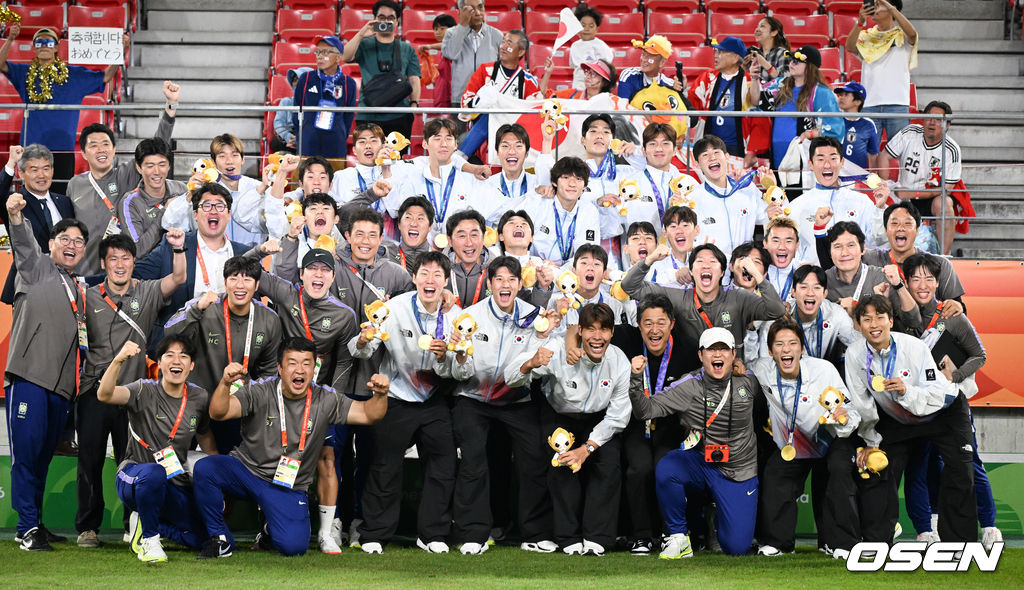 미쳤다! 엄지성(24, 스완지 시티)이 결승골로 한국축구를 살렸다. 이민성 감독이 이끄는 U23 남자축구대표팀은 3일 오후 7시 30분 나고야 스타디움에서 개최된 아이치-나고야 아시안게임 2026 결승전에서 엄지성의 결승골이 터져 숙적 일본을 1-0으로 제압했다. 시상식에서 축구대표팀이 포즈를 취하고 있다.     2026.10.03 /  soul1014@osen.co.kr